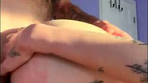 Mec musclé éjacule fort dans une petite fille 18+