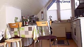 Blond tonåring med glasögon retar innan hon rider en dildo i solospel. Hennes rörelser är ren hetta.