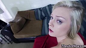 Pozri na túto blond tínedžerku 18+ amatérku, ako dostáva vytrysknutie na ohnutú piču