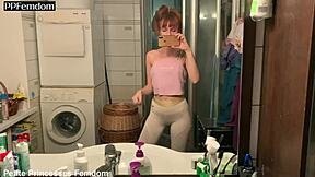 lifestyle femdom kira v športnih legingah - gagiranje z nogami lizanje pazduh sedenje na obrazu