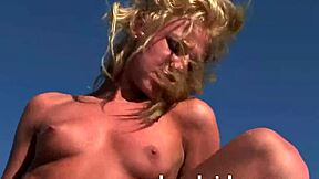 Blonde tiener 18+ slet krijgt buiten kont neuken met monster lul 😈