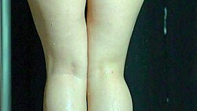 Koledž azijske bebe u sapunastom tušu sa velikim dupetom koje poskakuje i mehurićima