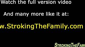 أخت غير شقيقة شابة تتحلل قاسياً من قبل أبيها في مشهد خام