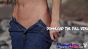 La magra bellezza russa Taya Vais si spoglia nuda per rilassarsi in spiaggia