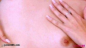 Privlačna brineta lepota razkrije svoje seksi telo na kavču