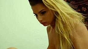 Γιατρός εξετάζει την αθώα κοπέλα με σεξουαλικό τρόπο!