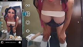 Futanari trampa probando filtros con tetas grandes y acción salvaje