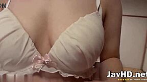 興奮したアジアティーン18+がワイルドな日本人から中出しされたこと見たことある？