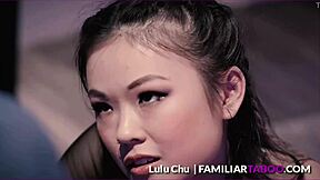 Hej, malá 18+ Ázijka Lulu Chu má crush na kamoša otčima Ryana McLanea! 😍