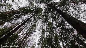 Skutečný ruský pár natáčí nečekaný blowjob v hustém lese