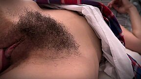 Styvpappa, varför rör du min håriga våta fitta under min kjol?