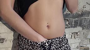 Buceta apertada da Lulu Guns perfurada por velho no local, gozada facial lambida