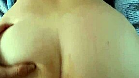 Amatør college pige viser sin stramme røv i doggy på sengen