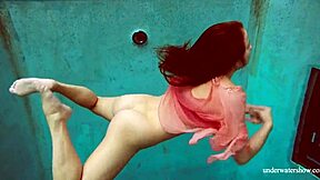 Horká Deniska nahá pod vodou holka
