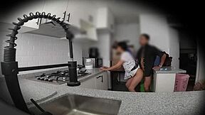 이봐, 내 음란한 이웃집에 숨겨진 카메라 놔뒀어. 그녀가 뭘 할까?