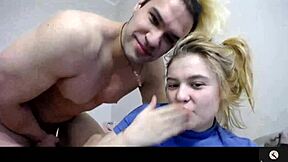 Paar-Sex mit wildem Blowjob und Sperma in Muschi.