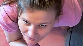 Udělala jsem blowjob přes zeď pro náš první domácí gloryhole s hubeným sousedským párem