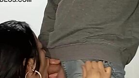 Aku kasih ayah tiri blowjob deep throat gede di kontol monster-nya