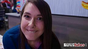 blondine tiener 18+ 18+ wordt stout in mexicaans restaurant en zuigt lul in het openbaar -cici shellz peter green