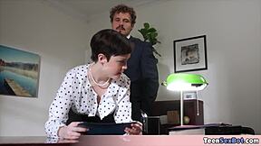 Быстрый секс разворачивается с очень маленькой 18+ миниатюрной 18+ томбой секретаршей, которую трахают