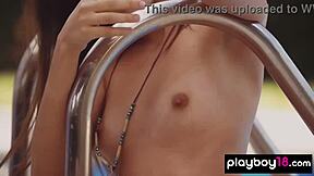 Hé, nézd a kis tini Katrine Pirs levetkőzik meztelenül a medencénél!