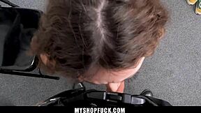 Videla som, ako obchodný strážnik vytiahol chuj, a tá krádežníčka vedela, čo robiť.