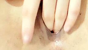 Pelajar Pinay Christy Summers pancut sendiri dengan dua jari di bilik asrama