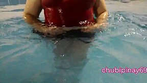 Pokazuję cycki na basenie publicznym, chcesz zobaczyć moją dziką stronę? Śmiej się, patrz!