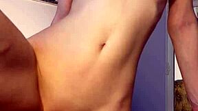 Malá dospelá Maiskii hrá sama s hračkami na vysokej škole