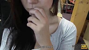 Stranac nudi keš za seks u baru 😏 gledaj ovaj vrući susret