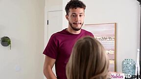 Tatlı genç 18+ gizli karşılaşmada üvey babadan aile pastaları alıyor