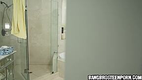 他被抓到偷窥继妹在浴缸里自慰