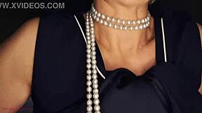 Maćeha uhvati pastorka kako se masturbira u krevetu rano ujutro. Neodoljiva francuska iskušenja vode do divljeg analnog jebanja.