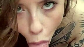 Ei, olha essa teen 18+ tatuada dando boquete nos bastidores brincando com brinquedos anais em pov vertical