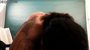 엑조틱 핫티가 나쁜 사진사에게 타이트 보지 벌려