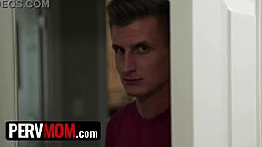 Dude, jag prankade min styvmamma med min kuk och hon blev så kåt i sängen!