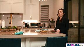 Oye, ¿has visto a una MILF pequeña de 18+ follar con los pies el coño de su vecina rubia?