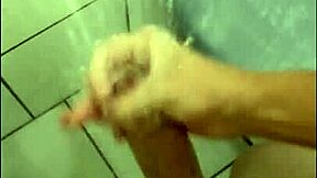 Mooie buurvrouw flasht en geeft blowjob met vieze praat