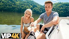 Adolescente tchèque 18+ à la chatte rasée vend du sexe pour du cash sur un bateau