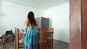 देखो ये सिनफुल मेड अपनी चूत अंकल की फेटिश फन के लिए स्प्रेड करती है