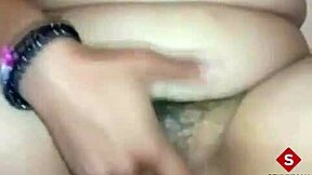 Sleduju, jak ta holka žere svou vlastní kundu, je to tak horké!