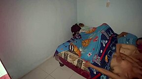 فتاة خجولة 18 سنة بصدر كبير تبلل من أبيها الشقيق البالغ 55. أختها الشقيقة تنضم لثلاثية تابو.