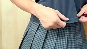 Naamioitu bloomers-tyttö laittaa pupu-peräaukon pluggin ja nauttii nännin koruista seksikkäissä alusvaatteissa