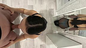 אחות חורגת עוזרת לי להירגע עם התחת הגדול שלה אחרי העבודה