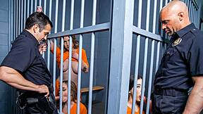 Er det den frække teenager der bliver kneppet i fængslet af politiet?