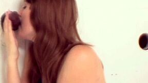 Hnědovláska Emma Ash požírá obří kurac prince Yahshua v glory hole.