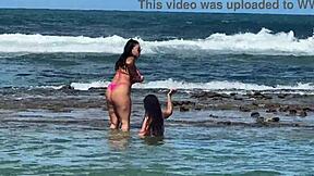 Dua Orang Cantik Nikmati Pantai Enseada dos Corais Cabo PE