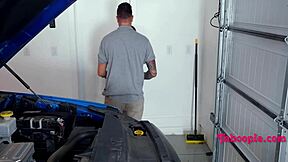 Moj mehanik očim me uči rokovati z njegovim kurcem