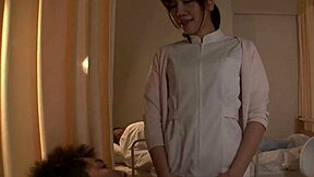 日本看護婦が坂村病院で患者に特別治療