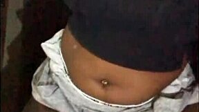 Sosednja črna milf draži v kratkih hlačah. Pokazuje ogromne joške za hiter predogled.